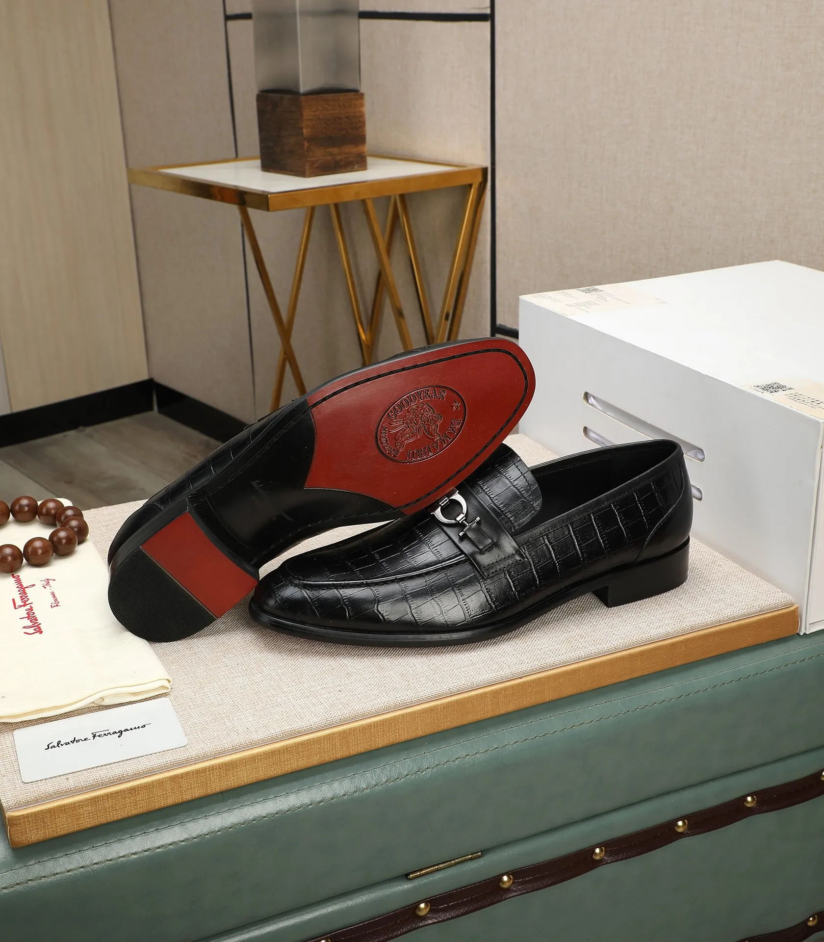 Men's shoes 💰540📛📛(water-dyed cowhide) Salvatore Ferragamo high-end (Salvatore Ferragamo) is the world's top luxury footwear brand. It comes from the fashion kingdom of Italy and is famous all over the world for its traditional handmade design and novel styles...🚶🏻🚶🏻New suit shoes are available simultaneously at the counter. This model is purely handmade. The fabric is imported from Italy's original first-layer cowhide. Soft water-dyed cowhide lining. Original authentic outsole🌀🌀Size: 38➖44 (45 customized)